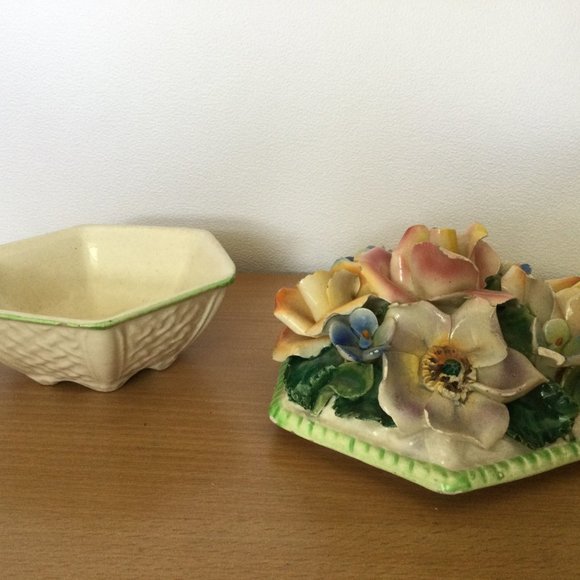 Vintage Italy hand painted hexagon shape jar box bowl with applied flowers lid - Picture 3 of 6